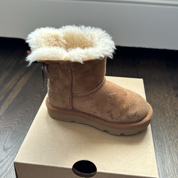 UGG Toddler Mini Bailey Bow II Size 7 - Picture 7 of 10